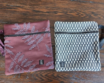 Bolso de mano con cremallera en estampado geométrico de hojas negras, crema o granate.