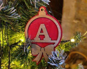 Decoración navideña para árbol. Bola de madera. Letra y colores a tu elección.