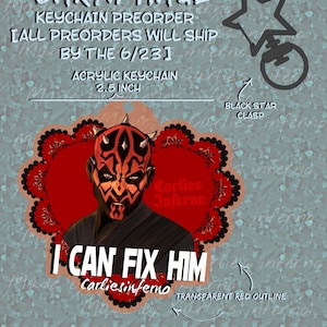 Może przedstawiać: Brelok akrylowy Darth Maul w przedsprzedaży, 6,35 cm. Zawiera czerwono-czarną grafikę Darth Maula z napisem "I Can Fix Him". Zawiera czarne zapięcie w kształcie gwiazdy i przezroczysty czerwony kontur. Wykonane przez CarliesInferno.