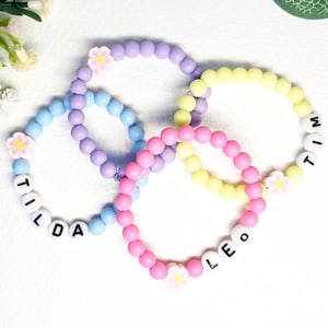 Braccialetti fai-da-te con ciondoli e nomi di fiori in argilla polimerica - Regali personalizzati per figli dei fiori per ragazze dei fiori, ragazzi dei fiori e figli dei fiori