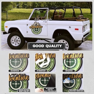 Puede incluir: Un Jeep blanco con una pegatina de br&uacute;jula verde y dorada que dice "La aventura est&aacute; donde est&aacute; tu coraz&oacute;n". La pegatina est&aacute; en el lateral del Jeep. La pegatina tambi&eacute;n est&aacute; disponible en otros colores y estilos.