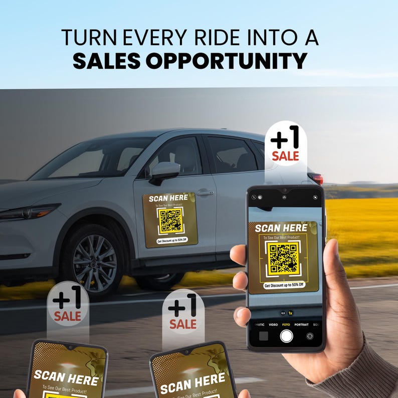 Puede incluir: Un coche blanco con una pegatina de c&oacute;digo QR en el lateral. La pegatina dice "Scan Here" y "Get Discount up to 50% Off". Una mano sostiene un tel&eacute;fono inteligente con el mismo c&oacute;digo QR en la pantalla. El texto en la pantalla dice "Scan Here" y "To See Our Best Product!"