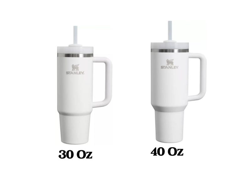 Peut inclure: Deux mugs de voyage Stanley blancs avec couvercles et pailles. Le mug de gauche est de 30 oz et le mug de droite est de 40 oz.