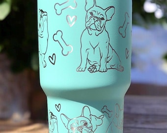 Könnte beinhalten: Ein türkisfarbener YETI-Becher mit einem weißen Design aus französischen Bulldoggen, Herzen und Knochen.