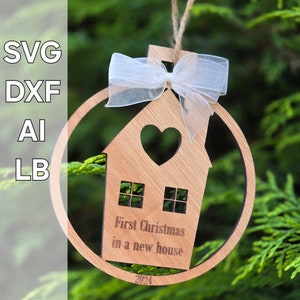 Premier Noël dans le nouveau fichier SVG d’ornement de maison | Fichier découpé au laser | Ornement en bois bricolage | Nouveau Cadeau de Noël pour la maison 2024 AI DXF Lightburn Digital
