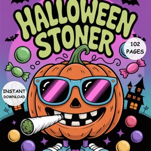Może przedstawiać: Kreskówkowa ilustracja na Halloween przedstawia uśmiechniętą pomarańczową dynię w niebieskich okularach przeciwsłonecznych palącą jointa. Nad dynią widnieje napis "Halloween Stoner". Obrazek zawiera cukierki, nietoperze oraz słowa "Instant Download" i "102 Pages".