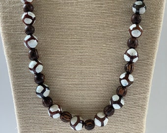 Ágata estilo Dzi con cuentas de nuez de árbol y collar de palanca de latón