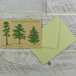 Mantener América verde, azul blanco rojo, pinos, tarjeta en blanco, papel reciclado, plástico compostable, respetuoso con el medio ambiente, amor de la naturaleza