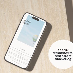 Puede incluir: Un teléfono inteligente que muestra una plantilla de marketing para bienes raíces. La plantilla presenta un globo aerostático contra un cielo azul con el texto "Time is flying!" y una descripción de la plantilla a continuación. El texto "flodesk templates for real estate marketing" se muestra en un círculo blanco.