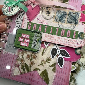 Dankbaarheid-junkdagboek handgemaakt met gestempelde ephemera, tags, zakken, kleurrijk papier. uniek cadeau. aandenken.  notitieboekje, lijsten, geheugensteun