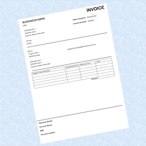 Op de afbeelding: Een wit factuurdocument met zwarte tekst, inclusief velden voor bedrijfsnaam, adres en factuurgegevens. Het document bevat velden voor hoeveelheid, tarief en kosten. De factuur staat op een lichtblauwe achtergrond.