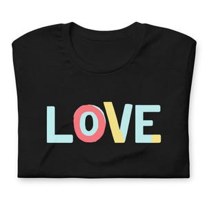 Camiseta Love | Camiseta Pride macia e confortável com letras coloridas em bloco | Roupas LGBTQ para todas as ocasiões