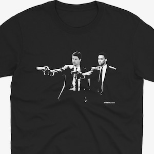Mikel Arteta & Jurrien Timber Pulp Fiction T-shirt | T-shirt d&#39;Arsenal | Fan d&#39;Arsenal | Maillot Arsenal | t-shirt drôle d&#39;Arsenal | Angleterre