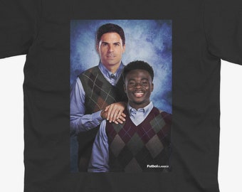 Mykel Arteta & Bukayo Saka T-Shirt | Arsenal T-Shirt | Kragen Fächer | Wunderbares Geschenk | geringes Gewicht Arsenal Shirt | Trikot-Anhänger | Kanonier