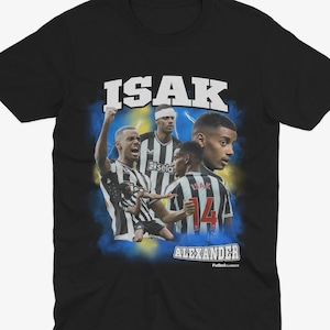 Puede incluir: Camiseta negra con un gr&aacute;fico de estilo retro del futbolista Alexander Isak. El gr&aacute;fico presenta un fondo azul y amarillo con un contorno blanco. El texto "ISAK ALEXANDER" est&aacute; impreso debajo del gr&aacute;fico.