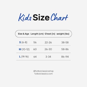 Op de afbeelding: Kindermaattabel met metingen in centimeters en ponden voor lengte, borst en gewicht. De maten omvatten S (6-8), M (10-12) en L (14-16).