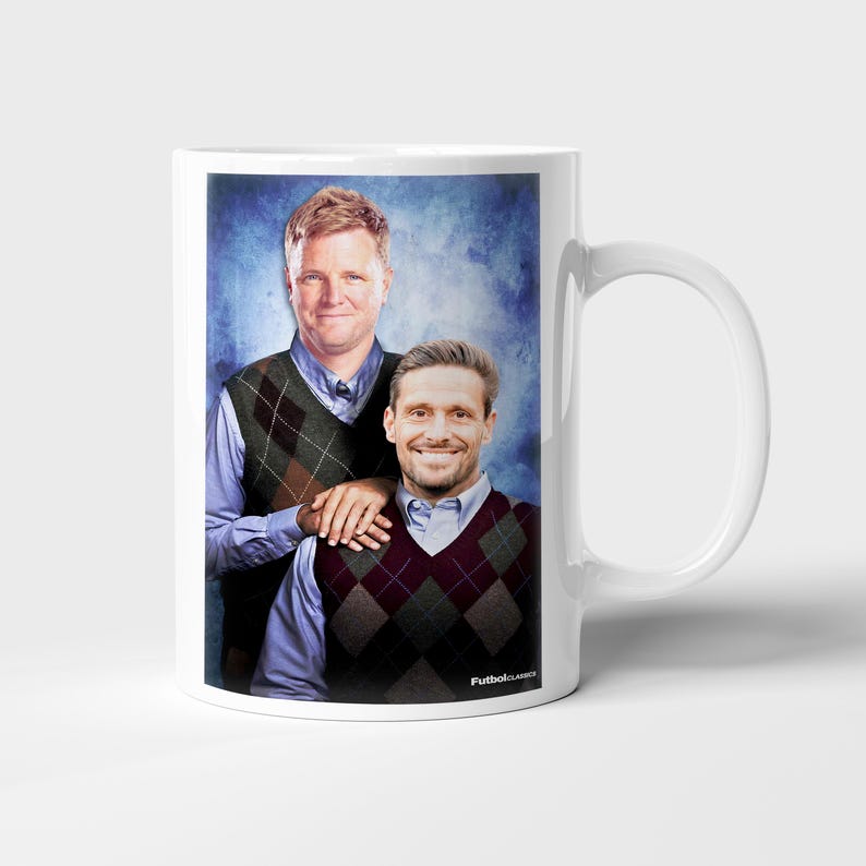 Pode incluir: Caneca de cer&acirc;mica branca com um retrato de dois homens usando coletes argyle e camisas abotoadas. A caneca tem uma al&ccedil;a no lado direito e o texto "FutbolClassics" na parte inferior.