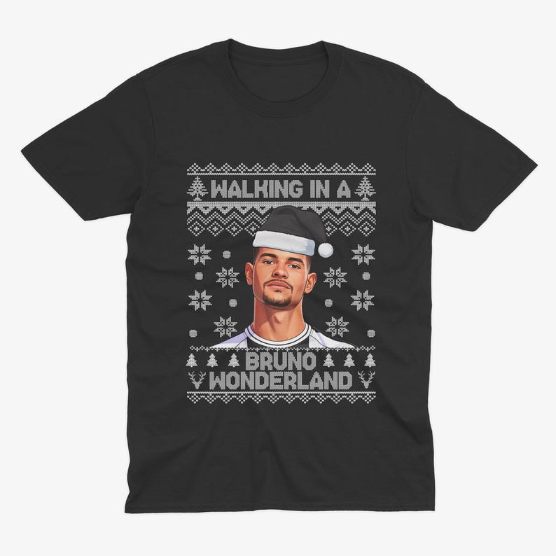 K&ouml;nnte beinhalten: Schwarzes T-Shirt mit einer Grafik einer Person mit Weihnachtsm&uuml;tze. Der Text "WALKING IN A" steht &uuml;ber dem Bild, und "BRUNO WONDERLAND" steht darunter. Das Design umfasst Schneeflocken und Weihnachtsb&auml;ume.