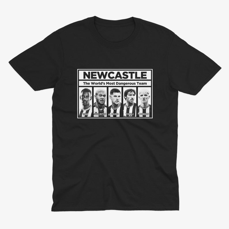 K&ouml;nnte beinhalten: Schwarzes T-Shirt mit einer wei&szlig;en Grafik von f&uuml;nf Fu&szlig;ballspielern mit ihren Namen unter ihren Gesichtern. Die Grafik lautet "NEWCASTLE The World's Most Dangerous Team".