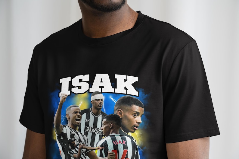 Puede incluir: Camiseta negra con un estampado gr&aacute;fico de un jugador de f&uacute;tbol, con el texto "ISAK" sobre la imagen.