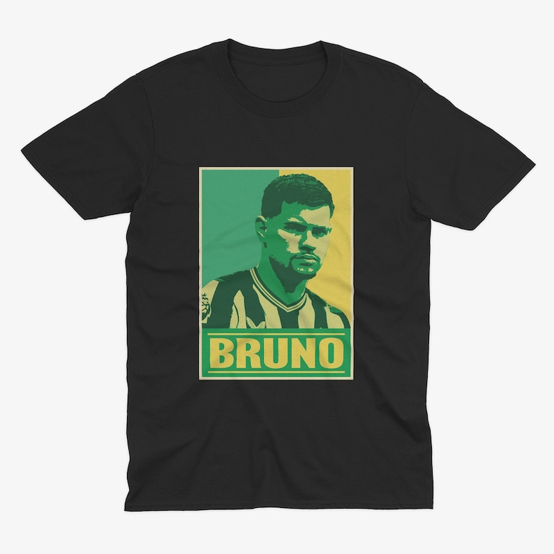 K&ouml;nnte beinhalten: Schwarzes T-Shirt mit einer Grafik einer Person vor einem gr&uuml;n-gelben Hintergrund. Die Grafik enth&auml;lt den Namen "BRUNO" in Gelb. Die Person in der Grafik tr&auml;gt ein gestreiftes Hemd.
