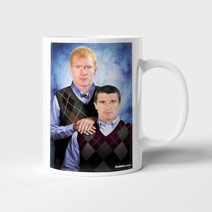 Könnte beinhalten: Weiße Keramiktasse mit einem Porträt von zwei Männern in Argyle-Westen und Hemden mit Knöpfen. Das Bild hat einen blauen Hintergrund und der Text "FutbolClassics" ist auf die Tasse gedruckt.