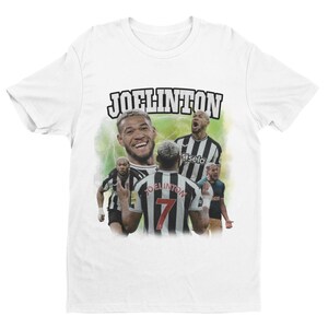 Pode incluir: Camiseta branca com um gr&aacute;fico de um jogador de futebol vestindo uma camisa preta e branca com o nome "JOELINGTON" estampado nas costas. A camisa tem o n&uacute;mero "7" na frente. O gr&aacute;fico &eacute; cercado por uma borda branca com a palavra "JOELINGTON" impressa em letras pretas.
