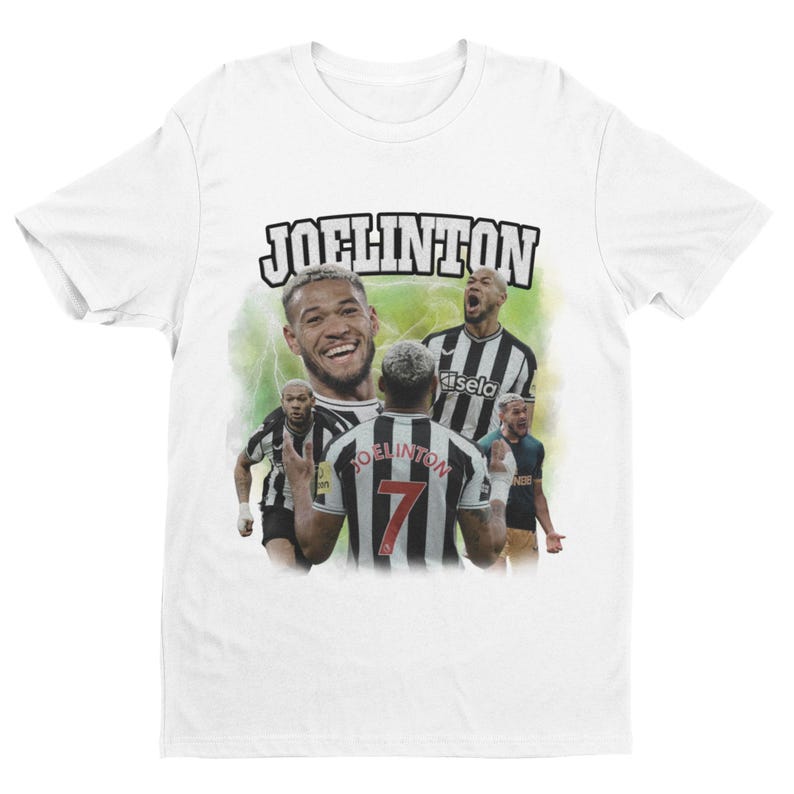 Pode incluir: Camiseta branca com um gr&aacute;fico de um jogador de futebol vestindo uma camisa preta e branca com o nome "JOELINGTON" estampado nas costas. A camisa tem o n&uacute;mero "7" na frente. O gr&aacute;fico &eacute; cercado por uma borda branca com a palavra "JOELINGTON" impressa em letras pretas.