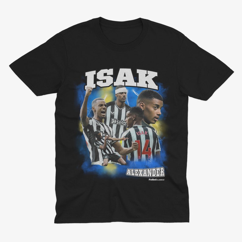 Puede incluir: Camiseta negra con un gr&aacute;fico de estilo retro del futbolista Alexander Isak. El gr&aacute;fico presenta un fondo azul y amarillo con un contorno blanco. El texto "ISAK ALEXANDER" est&aacute; impreso debajo del gr&aacute;fico.