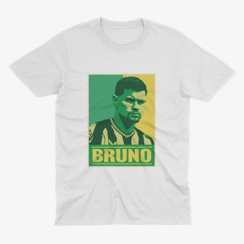 K&ouml;nnte beinhalten: Wei&szlig;es T-Shirt mit einer gr&uuml;n-gelben Grafik eines Personenportr&auml;ts und dem Namen "BRUNO". Das Portr&auml;t hat ein gr&uuml;n-gelbes Farbschema.