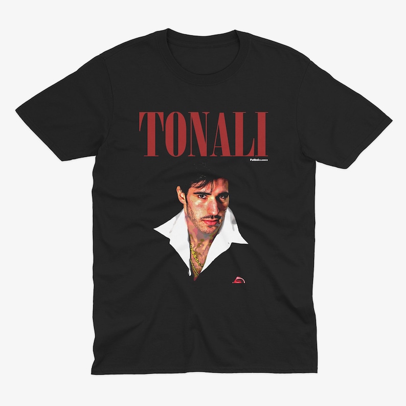以下が含まれることがあります： 黒いTシャツに赤い「TONALI」の文字と、白いシャツを着て金色のチェーンをつけた男性の写真がプリントされています。