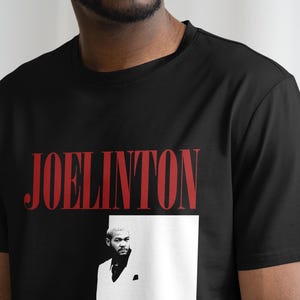 Pode incluir: Camiseta preta com texto vermelho que diz "JOELINGTON" e uma foto em preto e branco de um homem de terno.