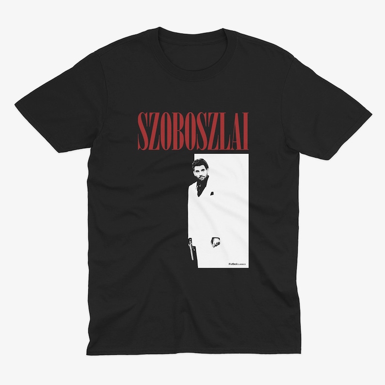 K&ouml;nnte beinhalten: Schwarzes T-Shirt mit einer roten Grafik eines Mannes im wei&szlig;en Anzug und dem Text "SZOBOSZLAI".