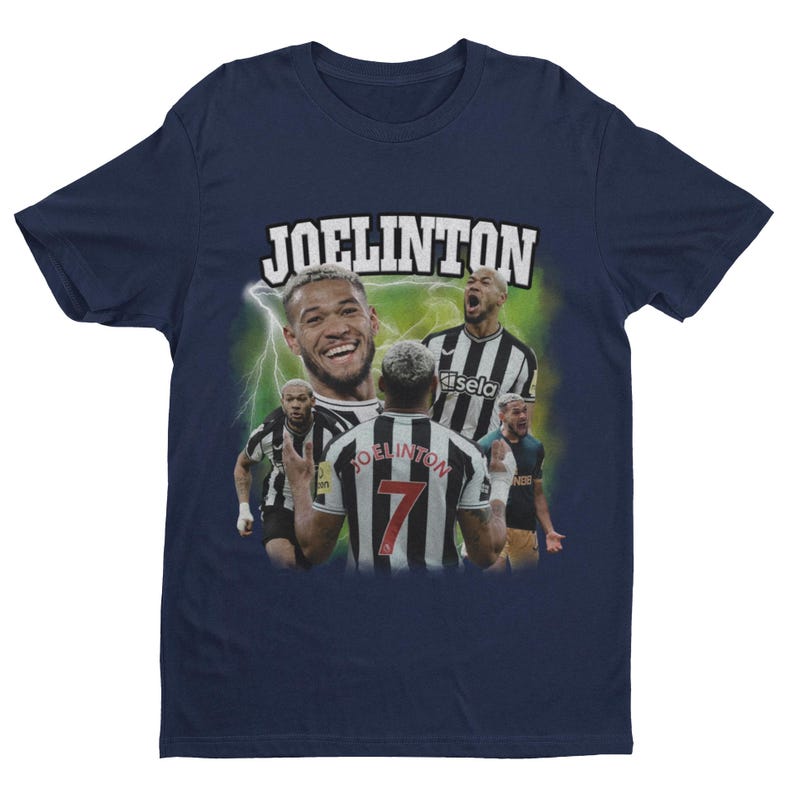Pode incluir: Uma camiseta azul marinho com um gr&aacute;fico de estilo retr&ocirc; do jogador de futebol Joelinton. O gr&aacute;fico mostra Joelinton vestindo uma camisa listrada preta e branca com o n&uacute;mero 7 na frente. O texto "JOELINGTON" est&aacute; impresso em letras brancas acima do gr&aacute;fico.