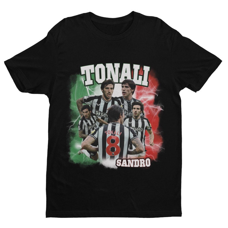 Puede incluir: Camiseta negra con un gr&aacute;fico de jugadores de f&uacute;tbol italianos con un uniforme blanco y negro con el texto "TONALI" y "SANDRO" en la camiseta.