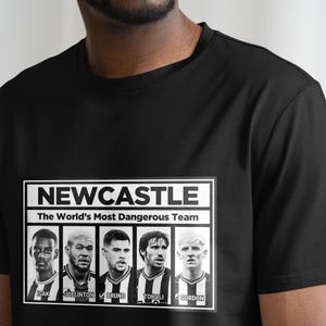 K&ouml;nnte beinhalten: Schwarzes T-Shirt mit einer wei&szlig;en Grafik von Newcastle United Spielern und dem Text "NEWCASTLE The World's Most Dangerous Team".