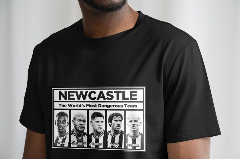 K&ouml;nnte beinhalten: Schwarzes T-Shirt mit einer wei&szlig;en Grafik von Newcastle United Spielern und dem Text "NEWCASTLE The World's Most Dangerous Team".