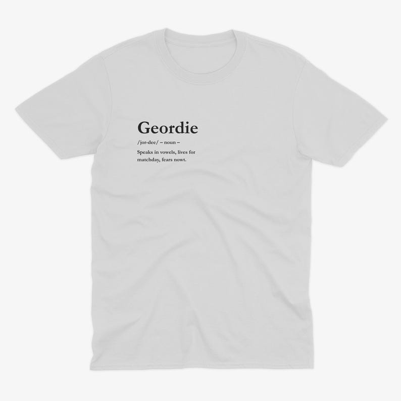 Puede incluir: Camiseta blanca con la definici&oacute;n de "Geordie" impresa en negro. La definici&oacute;n incluye la pronunciaci&oacute;n, la categor&iacute;a gramatical y una descripci&oacute;n del dialecto y estilo de vida Geordie.