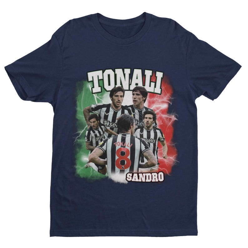 Puede incluir: Camiseta azul marino con un gr&aacute;fico de jugadores de f&uacute;tbol italianos. El gr&aacute;fico presenta a los jugadores con sus uniformes de equipo con el texto "TONALI" y "SANDRO" en la camiseta.