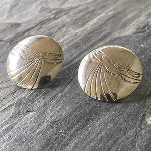 Preciosos pendientes vintage de plata de ley con sello tipo concha, de estilo nativo del suroeste, ligeros y elegantes.