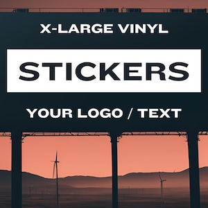 Könnte beinhalten: Eine Werbetafel für extra große Vinyl-Aufkleber. Die Werbetafel ist schwarz mit weißem Text und vor einem Sonnenuntergangshimmel platziert. Der Text auf der Werbetafel lautet "Extra große Vinyl-Aufkleber" und "Ihr Logo / Text".