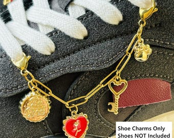 Aangepaste schoen bedelketting, gouden schoensneaker bedels met ketting, schoenveter bedels, schoen bedel sieraden voor vrouwen, verjaardagscadeau voor haar
