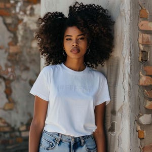 Wit op wit T-shirt met hexadecimale code – Minimalistisch T-shirt met grafische ontwerper