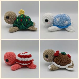 Op de afbeelding: Vier gehaakte schildpad speelgoed met verschillende gekleurde schalen. Eén schildpad heeft een groene schaal met een rood-wit kerstboomontwerp, één heeft een blauwe schaal met witte sneeuwvlokken, één heeft een rood-wit gestreepte schaal en één heeft een bruine schaal met een rood-groen kerstsokontwerp.