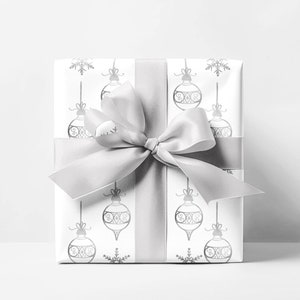 Carta da regalo con fiocchi di neve e ornamenti argentati / Elegante carta da regalo per le feste / Carta da regalo di Natale