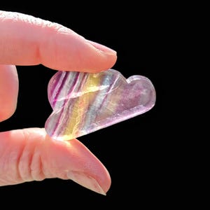 Scultura in cristallo di fluorite a forma di nuvola arcobaleno, tonalità pastello, decorazione che favorisce la concentrazione.