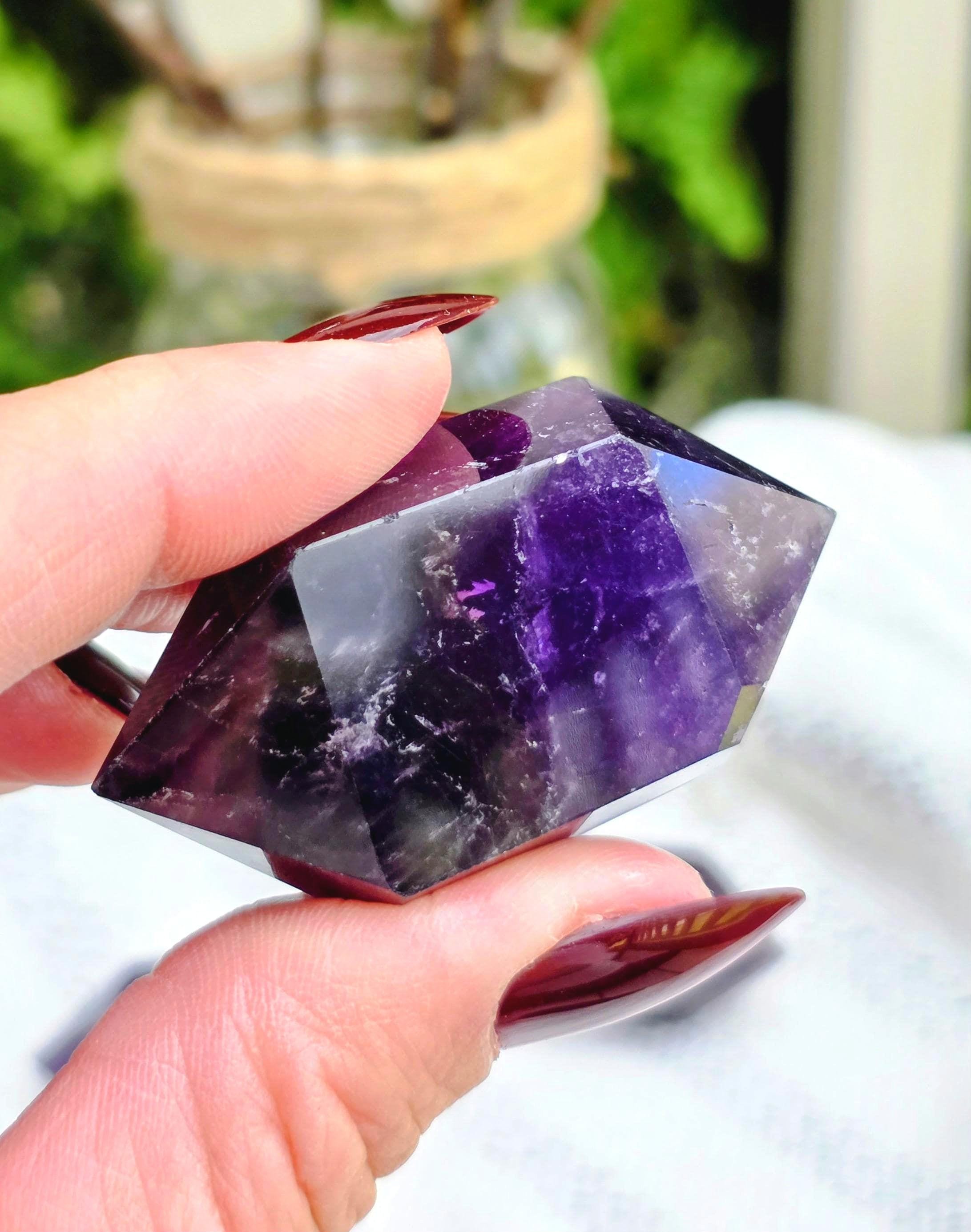 虹色のインクルージョン入りアメジストダブルポイント • 派手な紫色の