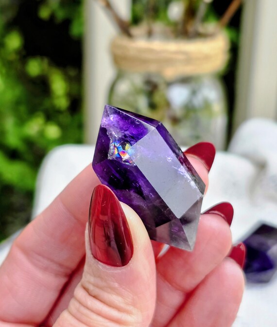 虹色のインクルージョン入りアメジストダブルポイント • 派手な紫色の