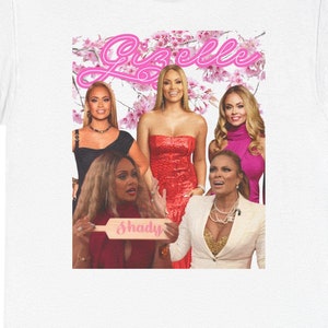 Puede incluir: Camiseta blanca con un gráfico de cinco mujeres y el texto rosa "Giselle". Una mujer sostiene una paleta con la palabra "Shady". El fondo tiene un diseño floral rosa.