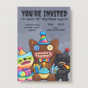 Puede incluir: Invitación de fiesta de cumpleaños con tres monstruos de dibujos animados con sombreros de fiesta. La invitación dice "YOU'RE INVITED" e incluye detalles de la fiesta: hora, fecha, lugar e información de RSVP. Los monstruos sostienen regalos y una magdalena.